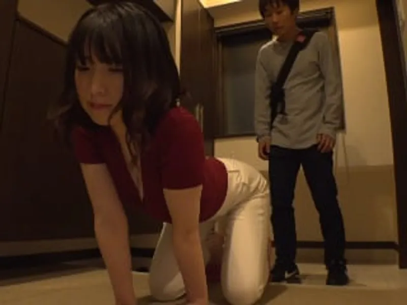 Người chồng lo làm việc, vợ yêu ở nhà vụng trộm với cậu thanh niên phòng bên