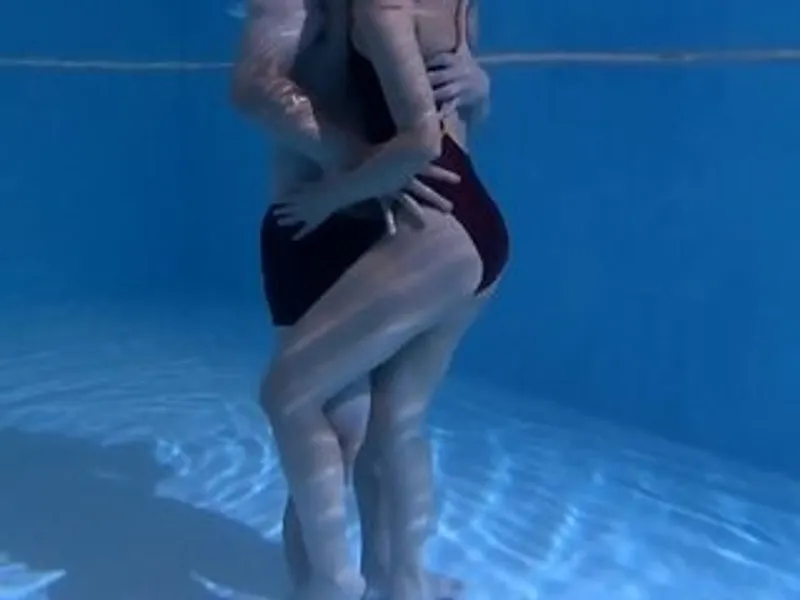 Chồng lạnh nhạt, vợ yêu địt trộm với hlv dạy bơi