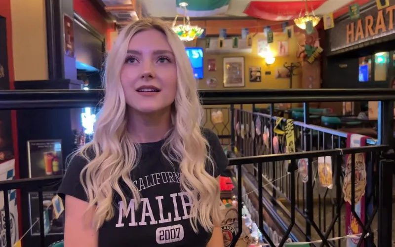 Eva elfie gạ một ccặc trai may mắn ở quán bar vào toilet