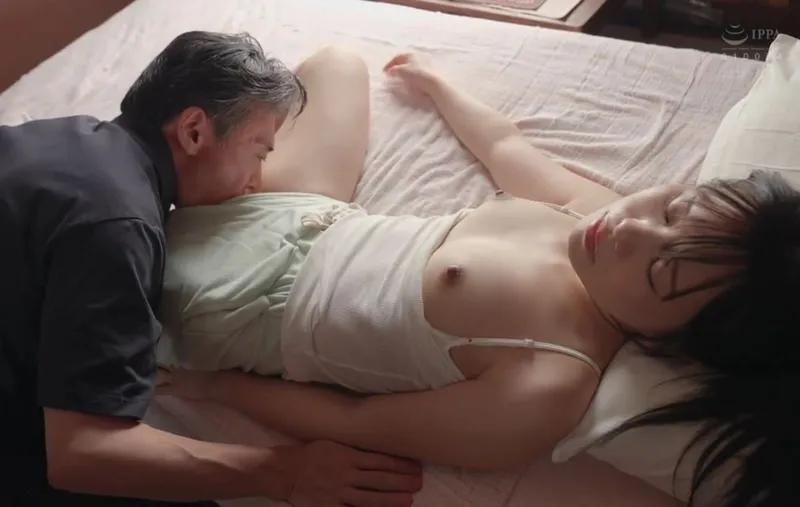 Bố già tích cực vét máng đứa bé yêu lâu ngày về quê giờ đã trưởng thành