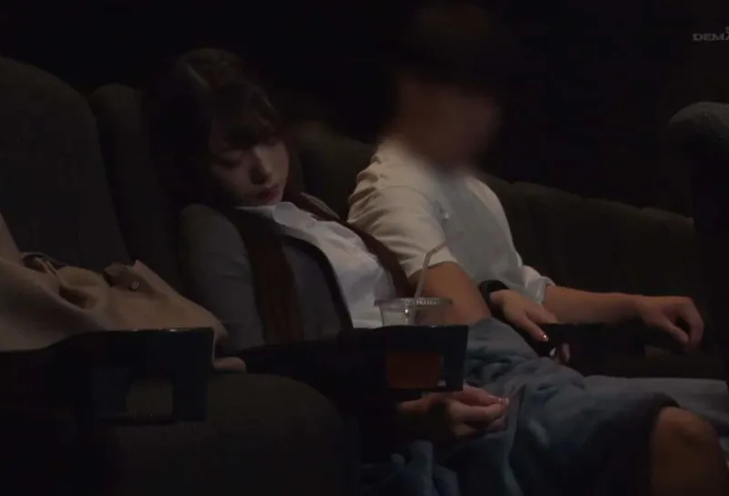 Thanh niên tranh thủ tự sướng em gái văn phòng ngủ gục ở rạp phim