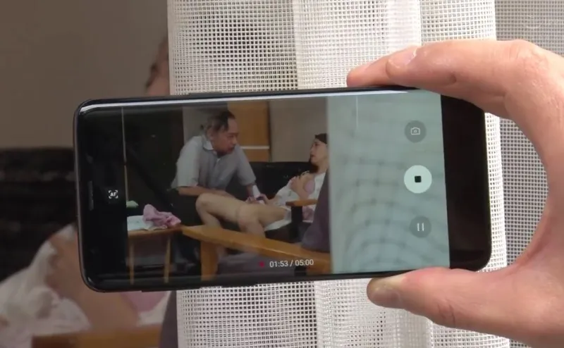 Bạn gái của con trai gian díu với bố chồng yêu bị gã quản lý khu phố phát hiện