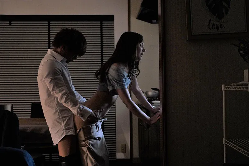 Tiền bối đi công tác, cậu nhân viên đến nhà phang bà xã ông ấy