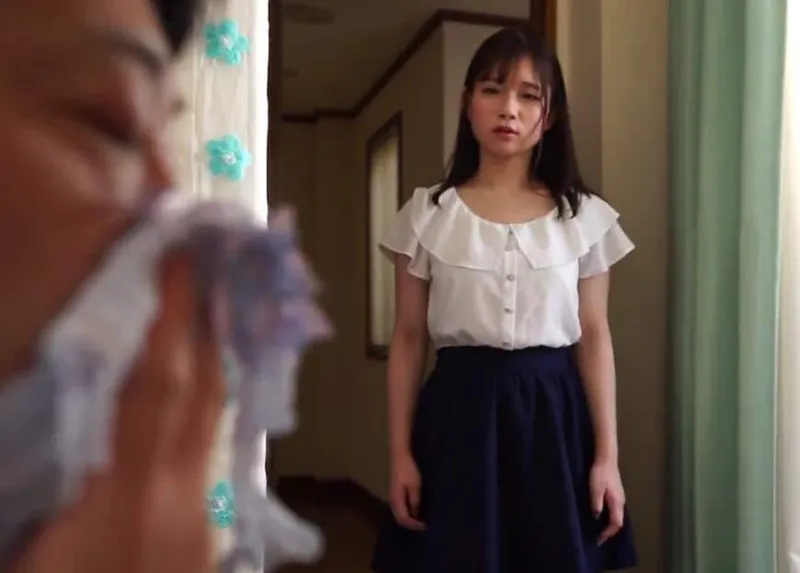 Cô con gái phát hiện bố dượng biến thái ngửi đồ lót của mình